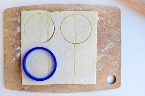 Тарталетки с начинкой из творога и ягодами из готового слоеного теста. 02 Тарталетки с начинкой из творога и ягодами из готового слоеного теста. 02