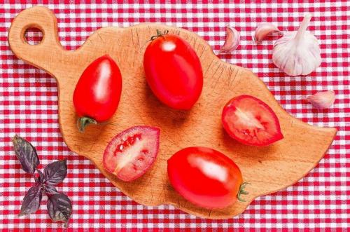 Вяленые помидоры.  Активное время готовки 20 мин+ время на запекание. 01