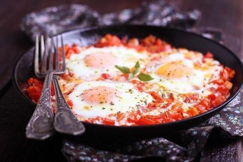 Шакшука. 

Интересное блюдо из яиц с овощами, популярное в израиле и соседних странах.  