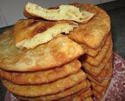 Чебуреки на кефире с картошечкой и сыром.