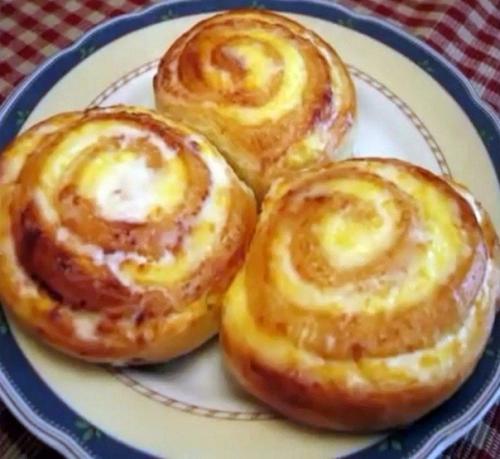Обалденные завитушки с творогом и заливкой из сметаны. Обалденные завитушки с творогом и заливкой из сметаны.