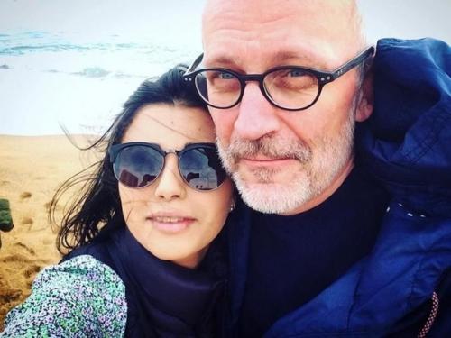 Александр Гордон и его супруга нозанин с разницей в возрасте 31 год. 02