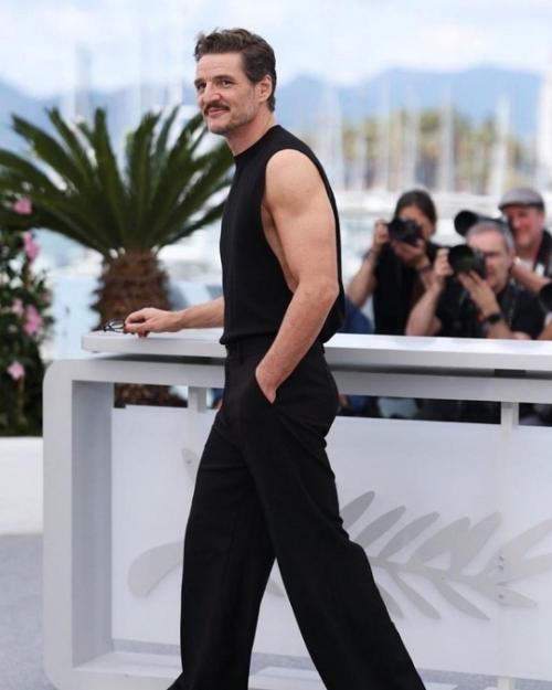 Педро паскаль стал настоящей звездой каннского кинофестиваля в этом году! 06