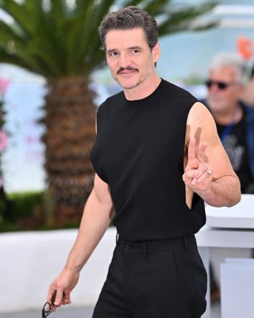 Педро паскаль стал настоящей звездой каннского кинофестиваля в этом году! 05