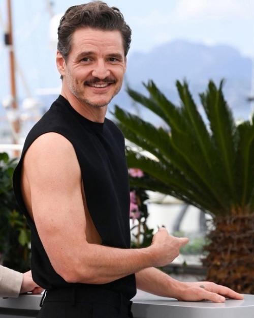 Педро паскаль стал настоящей звездой каннского кинофестиваля в этом году! 02