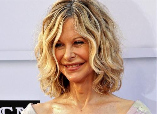 Мег Райан всегда была объектом восхищения и уважения своих поклонников за ее красивую внешность и обаятельность. 05