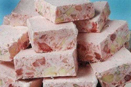 Замороженный фруктовый салат с йогуртом.