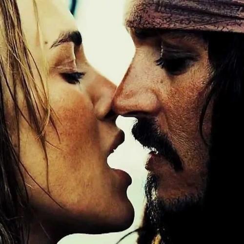 На съемках фильма Пираты Карибского Моря произошел неловкий момент для Джонни деппа и Киры найтли. 03