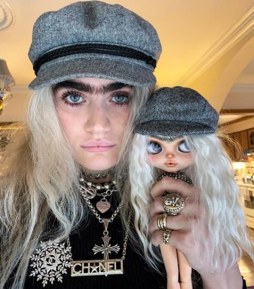 На что только не идут девушки ради активности в соц. 02