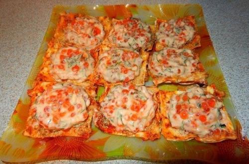 Пикантный крем с икрой на чипсах из лаваша.