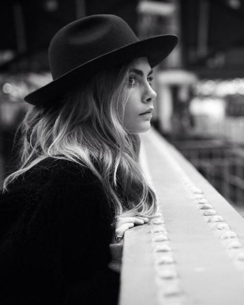 Она не напишет и не позвонит, не гордая, просто устала быть первой. 
