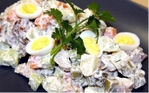 Салат Чудо с копченой курицей.