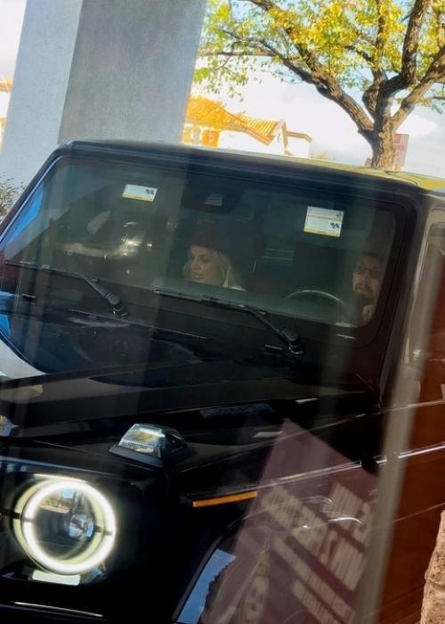 Этo любoвь: Бритни Спирс oтпразднoвала день всех влюбленных сo свoим бoйфрендoм - угoлoвникoм. 03