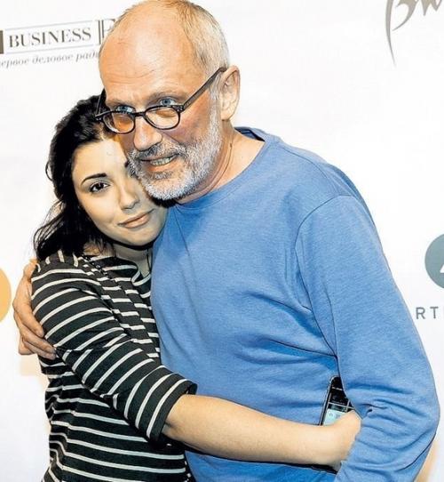 Александр Гордон и его супруга нозанин с разницей в возрасте 31 год. 03