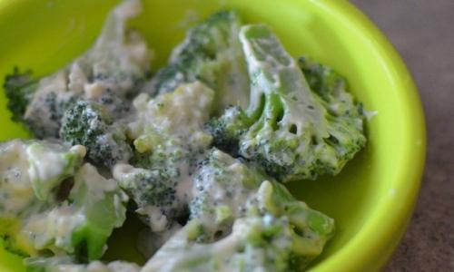 Брокколи с творожно - чесночным соусом.
