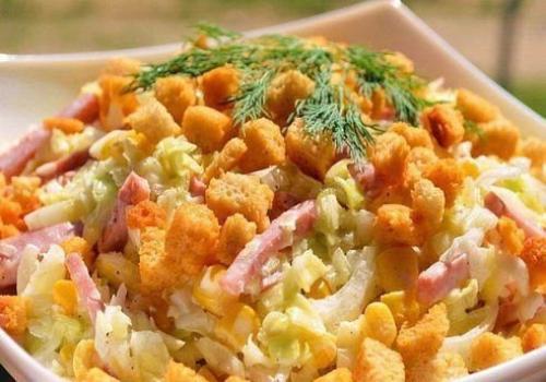 Сырный салат с сухариками.

