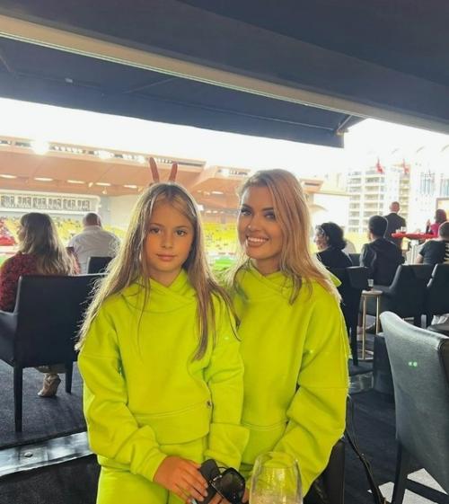 Боня 12-летнюю дочь на пирсинг отправила. 02