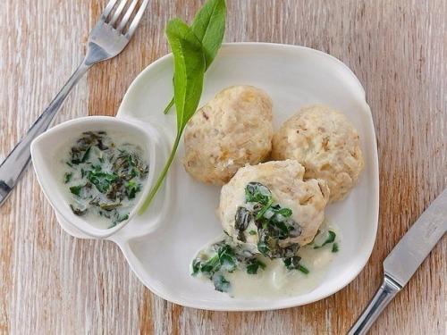 Тефтели из куриной грудки с лёгким соусом - питательный ужин.