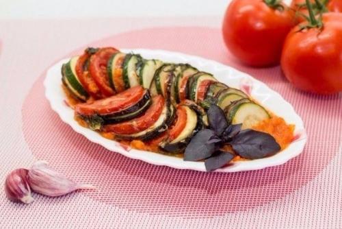 Рататуй.

Ингредиенты: 

Баклажаны - 2 шт. общим весом 700 г.
