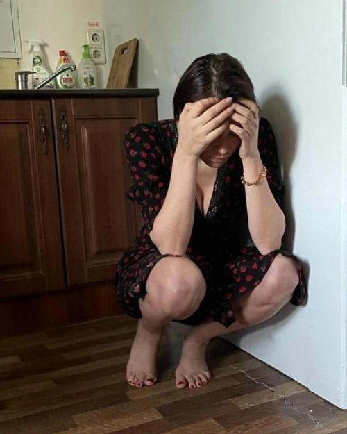 Настасья самбурская, актриса, была вынуждена обратиться за медицинской помощью и поставить себе капельницу, чтобы справиться с напряжением. 02