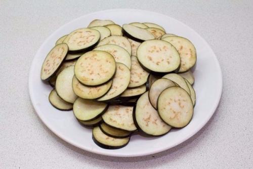 Рататуй.  Ингредиенты:   Баклажаны - 2 шт. общим весом 700 г. 01 Рататуй.  Ингредиенты:   Баклажаны - 2 шт. общим весом 700 г. 01