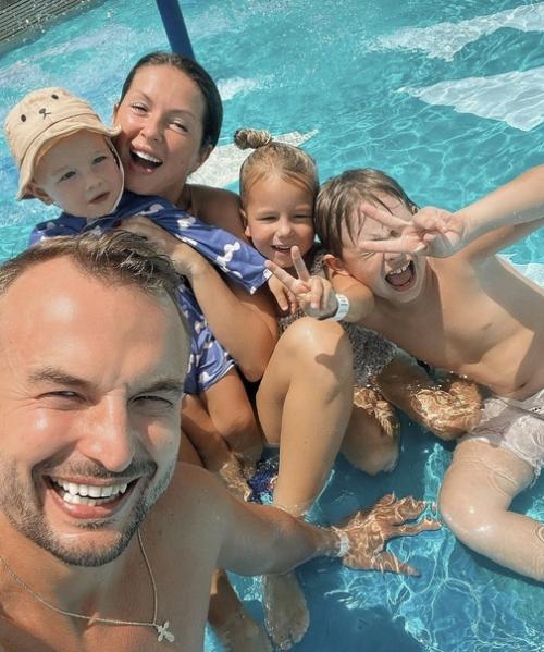 Нюша шокировала публику, объявив о своем решении разойтись с мужем. 03