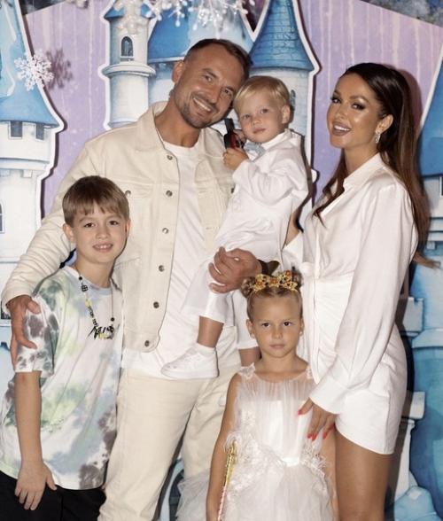 Нюша шокировала публику, объявив о своем решении разойтись с мужем. 02