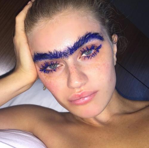 На что только не идут девушки ради активности в соц. 01