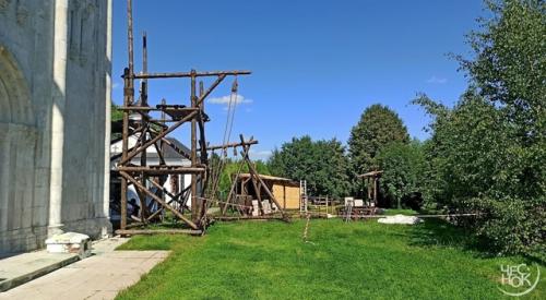 У храма покрова на Нерли строят декорации для съемок фильма. 01