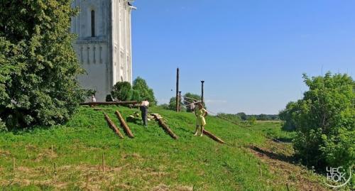 У храма покрова на Нерли строят декорации для съемок фильма. 09