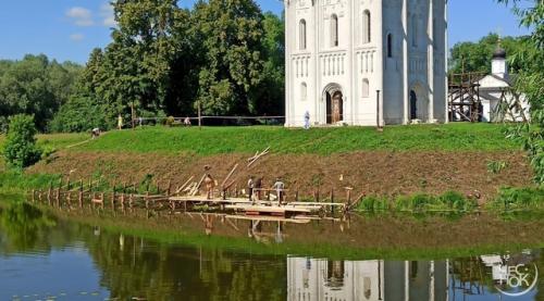 У храма покрова на Нерли строят декорации для съемок фильма. 06