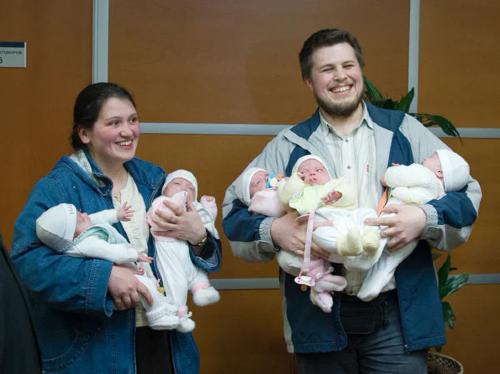 12 лет назад молодая московская семья артамкиных стала в одночасье многодетной.