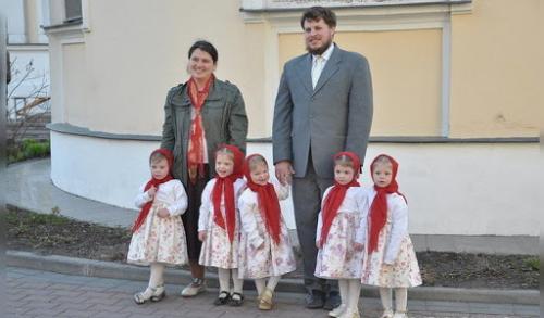 12 лет назад молодая московская семья артамкиных стала в одночасье многодетной. 06