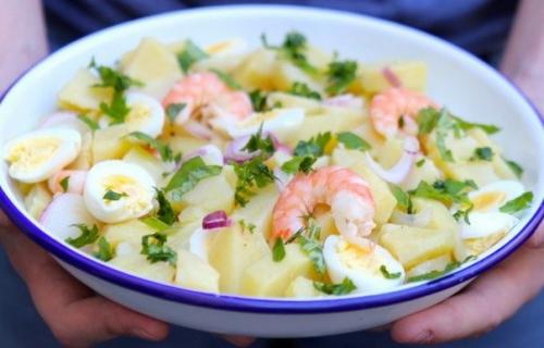 Картофельный салат с креветками.