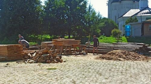 У храма покрова на Нерли строят декорации для съемок фильма. 02