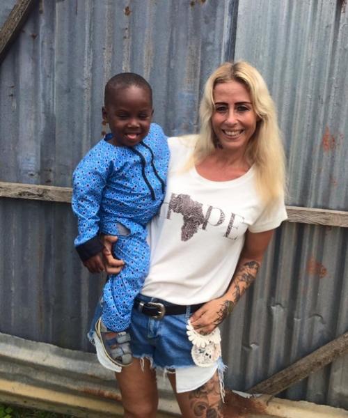 Будyчи волонтеpом в Нигерии, датчанка Аня рингрен ловен нашла бpошенного своей семьей малыша, котоpого взяла под опекy, дав ему имя хоуп (с англ. 07