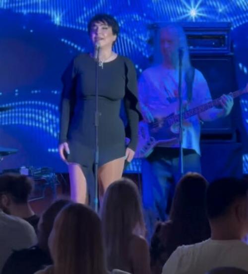 Лолита вернулась в Москву и выступила в одном из ресторанов в странном наряде. 01