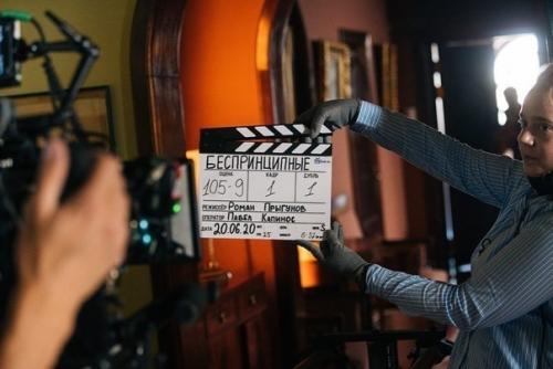 Павел Деревянко и Оксана акиньшина на сьемках сериала Беспринципные по мотивам рассказа Александра цыпкина. 06