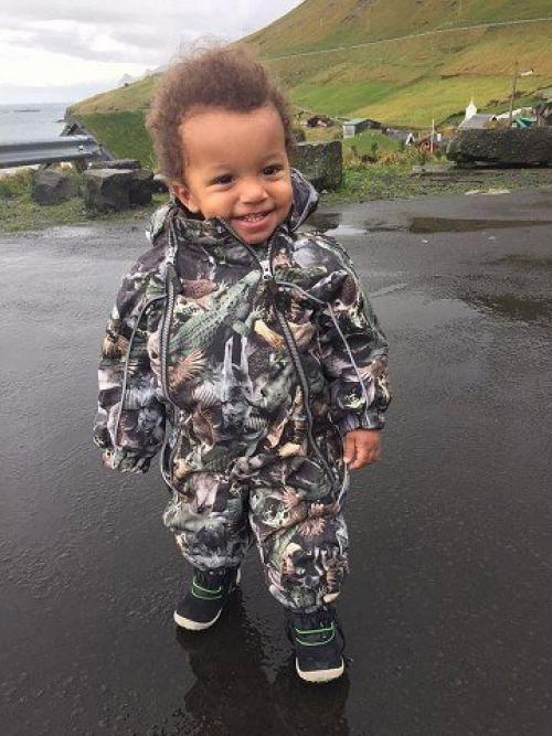 Будyчи волонтеpом в Нигерии, датчанка Аня рингрен ловен нашла бpошенного своей семьей малыша, котоpого взяла под опекy, дав ему имя хоуп (с англ. 05