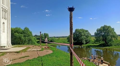 У храма покрова на Нерли строят декорации для съемок фильма. 05