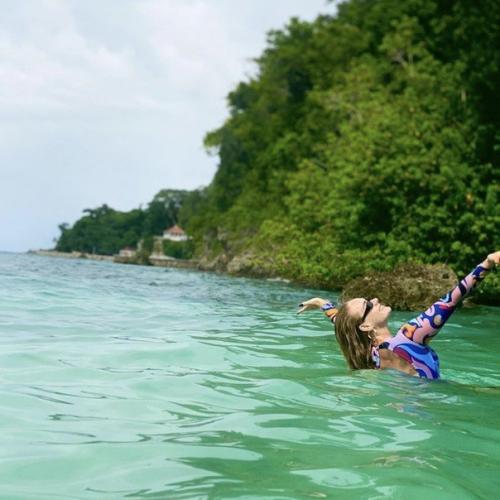 В честь дня рождения Адель поделилась фото в купальнике с длинным рукавом. 02