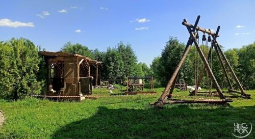 У храма покрова на Нерли строят декорации для съемок фильма. 03