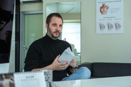 Павел Деревянко и Оксана акиньшина на сьемках сериала Беспринципные по мотивам рассказа Александра цыпкина. 04