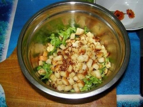 Салат с креветками и сухариками. 02