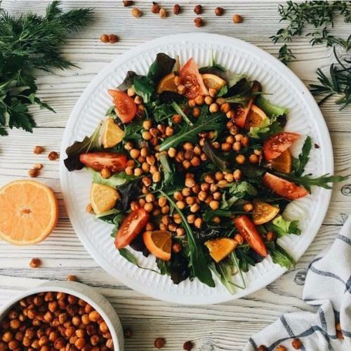 Салат с запеченным нутом и апельсином: