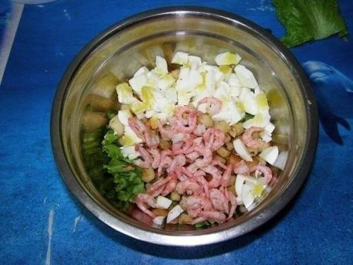 Салат с креветками и сухариками. 03