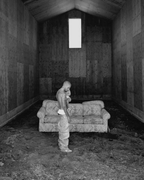 Джастин бибер порадовал своих поклонников новой фотосессией вместе с женой хейли и их сыном. 03