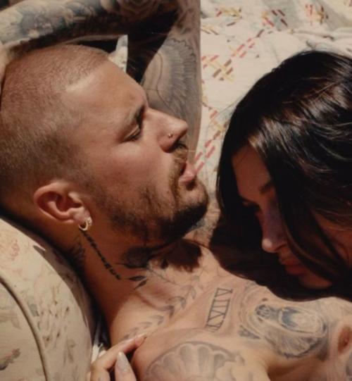 Джастин бибер порадовал своих поклонников новой фотосессией вместе с женой хейли и их сыном. 05