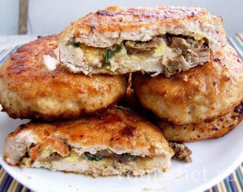 Зразы из курогрудки с грибами и яйцами.
