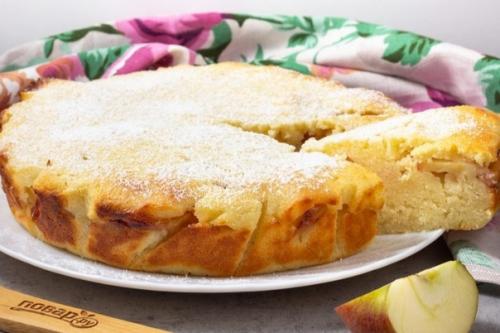 Манник без яиц с яблоками.